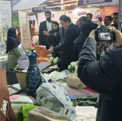حضور استاندار محترم اصفهان در نمایشگاه ملی نوآوری و فناوری و بازدید از غرفه های دانشکده ملی مهارت دختران کاشان 5