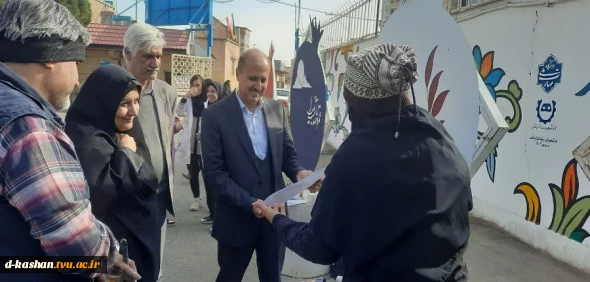 بازدید جناب آقای مهندس ممیز رئیس سازمان سیما و منظر شهرداری کاشان  از روند اجرای پروژه ساخت المان‌ انار به مناسبت شب یلدا