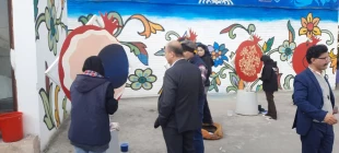 بازدید جناب آقای مهندس ممیز رئیس سازمان سیما و منظر شهرداری کاشان در آموزشکده  از روند اجرای پروژه ساخت المان‌ انار به مناسبت شب یلدا  3