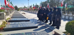 حضور کارکنان دانشکده در قطعه شهدای دارالسلام گلابچی به مناسبت هفته دولت و تجلیل از مقام شهدای کارمند 2