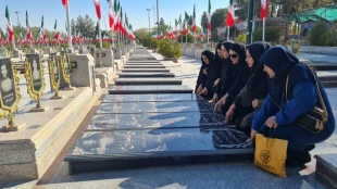 حضور کارکنان دانشکده در قطعه شهدای دارالسلام گلابچی به مناسبت هفته دولت و تجلیل از مقام شهدای کارمند 3