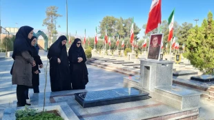 حضور کارکنان دانشکده در قطعه شهدای دارالسلام گلابچی به مناسبت هفته دولت و تجلیل از مقام شهدای کارمند 5